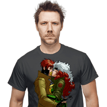 Load image into Gallery viewer, Secret_Shirts Rogue And Gambit Kiss Rogue And Gambit Kiss
